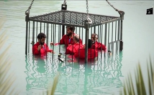 Cinco deles foram colocados dentro de uma gaiola, que foi submersa numa piscina, e morreram afogados. (slamic State/Wilayat Nineveh)