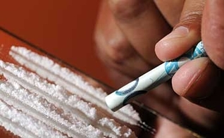 Usuário cheira cocaína.