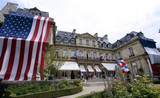Residência do embaixador dos EUA na França recebeu decoração especial para o Dia da Independência em 2014