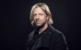 Jon Foreman é cantor, compositor, instrumentista e líder da banda Switchfoot