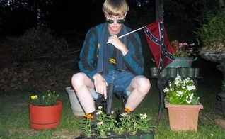Dylann Roof posa com bandeira confederada. (Reprodução/BBC)