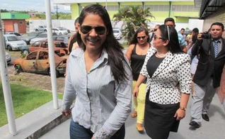 Daiana Gama se entrega na DEHS ao lado da vereadora Pastora Luciana. (Foto: Jair Araújo)