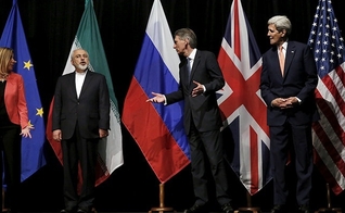 Da esquerda para a direita: Alta Representante da União européia para Negócios Estrangeiros e Política de Segurança, Federica Mogherini; Ministro das Relações Exteriores do Irã, Mohammad Javad Zarif; Secretário do Exterior Britânico, Philip Hammond e Secr