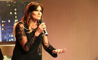 Andressa Cordeiro durante louvor. (Foto: Arquivo pessoal)