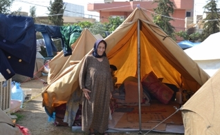 Refugiados estão vivendo em condições incrivelmente restritas, com várias famílias, muitas vezes compartilhando espaços minúsculos.