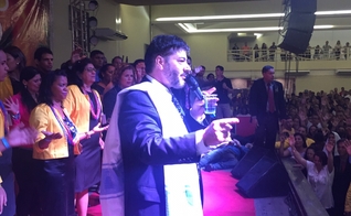 Joel Engel durante ministração