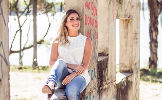 O CD "Ele Me Amou" é o primeiro trabalho de Mônica Oliveira. (Foto: Divulgação)