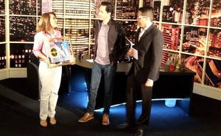Joe Vasconcelos recebe das mãos de Ana Paula Porto o Disco de Ouro (Foto: Divulgação)