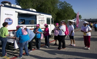 Caminhão adaptado do ministério 'Cinco & Dois Food Truck' serve café da manhã para necessitados no Texas (EUA)  