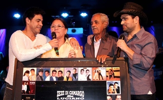 Zezé di Camargo e Luciano ao lado dos pais, Sr. Francisco e dona Helena