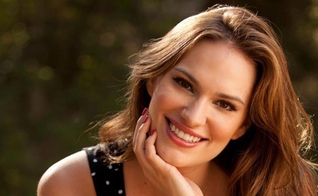 Nicole Weider trabalhou como modelo durante sua juventude e, após enfrentar um período de depressão se converteu e hoje fala a jovens sobre o amor de Deus a autoaceitação.