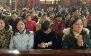 Cristãos participam de culto em igreja chinesa