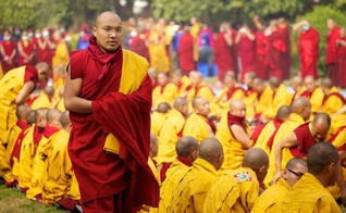 Budistas se reúnem do lado de fora de um templo no Tibet