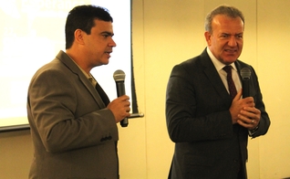 Pastor Viktor Hamm (à direita) fala aos pastores, durante encontro para tratar de assuntos relacionados ao Festival de Esperança, em Fortaleza (CE)