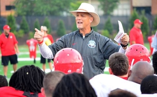 Técnico Mark Richt fala aos atletas de seu time (Foto: Macon)