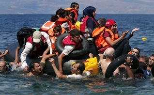 Sírios e afegãos resgatados após embarcação que levava cerca de 100 pessoas naufragar nas proximidades da ilha grega. (Foto: Alkis Konstantinidis/Reuters)