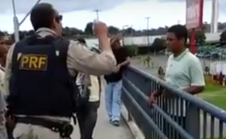 Policial convence homem a não cometer suicídio em um viaduto. (Foto: Reprodução/ Youtube)
