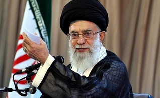Aiatolá Khamenei é o mais importante líder islâmico do Irã atualmente. Seus posicionamentos acabam influenciando também decisões políticas no país.