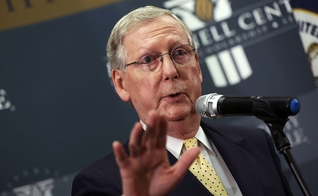 Senador Mitch McConnell's é republicano e representante do Estado de Kentucky.