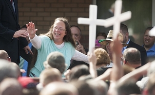 Kim Davis foi condenada por desacato ao tribunal distrital