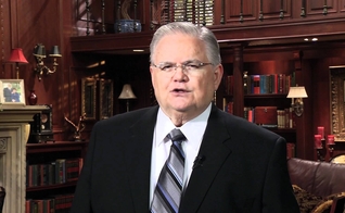 John Hagee é pastor, escritor e lidera a igreja Cornerstone, em San Antonio (Texas / EUA).