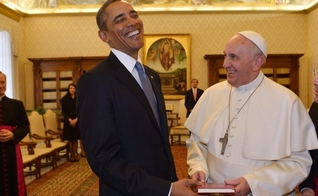 Papa Francisco conversa com Barack Obama durante visita do presidente dos EUA ao Vaticano.
