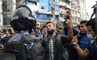 Manifestantes entram em conflito com a polícia no Nepal.