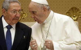 Papa Francisco conversa com Raúl Castro, durante visita do presidente cubano ao Vaticano (Foto: Reuters)