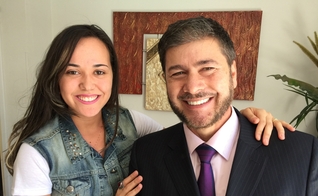 Pastora Bianca de Oliveira ao lado do preletor convidado, pastor Joel Engel.