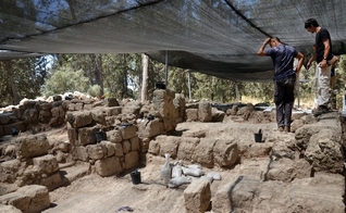 Arqueólogos observam resultados das escavações, em Modi'in, a 19 milhas de Jerusalém (Foto: Live Science)