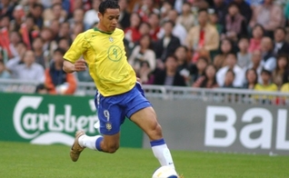 Ricardo Oliveira completou 15 anos de carreira nesta semana e e já disputou 11 jogos pela seleção brasileira de futebol. Atualmente, é artilheiro do Brasileirão com 17 gols, jogando pelo Santos F.C.