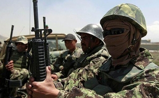 Soldados do exército afegão (Foto: Reuters)
