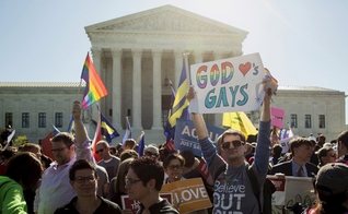 Manifestantes fazem ato a favor do casamento gay, em frente à Suprema Corte dos Estados Unidos, em abril de 2015. (Foto: REUTERS / JOSHUA ROBERTS)