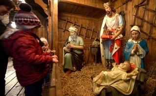 Crianças observam presépio em tamanho real (Foto: Reuters)
