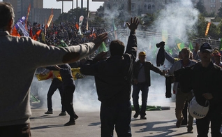 Polícia usa gás lacrimogêneo durante os protestos contra o ataque em Ancara (Foto: Express)