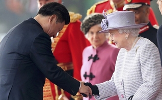 O Presidente chinês Xi Jinping foi recebido com honras da Corte Real britânica, como tapete vermelho, uma salva de tiros e um banquete, além do encontro com a rainha Elizabeth. (Foto: Chris Jackson/ Reuters)