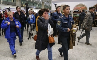 Pessoas chegam ao aeroporto de Pulkovo, Russia, em busca de notícias sobre parentes e amigos (Foto: The Guardian)