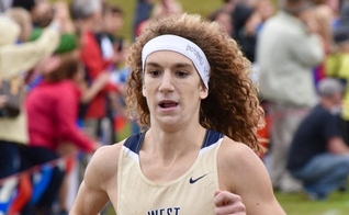 O estudante usou a mesma faixa na cabeça durante o mesmo campeonato no ano passado — mas não foi desclassificado. (Foto: Daily Mail)