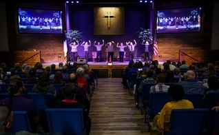 Membros durante canção em Língua de Sinais Americana na Igreja Batista Woodhaven. (Foto: Michael Ciaglo/ Houston Chronicle)