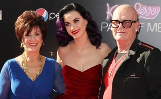 Katy Perry em meio aos pais Mary e Keith Hudson. (Foto: Ace Show Biz)