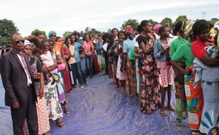 Membros da Igreja Bom Deus em Luanda, capital da Angola. (Foto: Lino Guimarães)