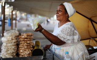 Todas as baianas do acarajé terão de usar roupas típicas: bata branca, saia e torso na cabeça. (Foto: Raul Spinassé/ Folhapress)