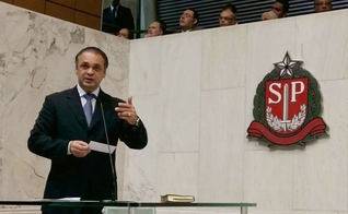 Em celebração ao Dia da Bíblia na Alesp, Lucena apresenta o novo roteiro que contempla o mundo evangélico. (Foto: Divulgação)