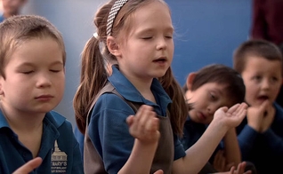 A campanha "Just Pray" ("Apenas Ore", em tradução livre) é parte da estratégia da Igreja para se adaptar à era digital. (Foto: The Telegraph)