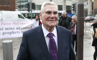 Líder da Igreja Whitewell Metropolitan Tabernacle, o pastor James McConnell, de 78 anos, foi absolvido da acusação de discurso de ódio contra muçulmanos. (Foto: Reprodução/ Daily Mail)