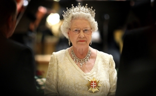 Elizabeth II é Rainha do Reino Unido e Governadora Suprema da Igreja da Inglaterra. Em alguns de seus reinos, ela possui ainda o título de Defensora da Fé. (Foto: Chris Jackson/Getty Images)