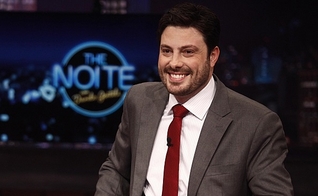 Comediante Danilo Gentili no cenário do talk show "The Noite". (Foto: Roberto Nemanis/SBT)