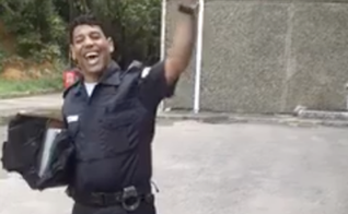 Usando a farda policial, o homem canta trechos do “Corinhos de Fogo”, de Andréa Fontes. (Foto: Reprodução/Facebook)