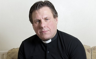 Barry Trayhorn, pastor pentecostal e cantor de música country, disse que se sentiu discriminado ao ser repreendido por ler versículos bíblicos aos presidiários. (Foto: Dale Cherry)