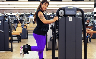 Grávida, Jaque Khury faz musculação e exercícios para melhorar postura. (Foto: Junior Lago/UOL)